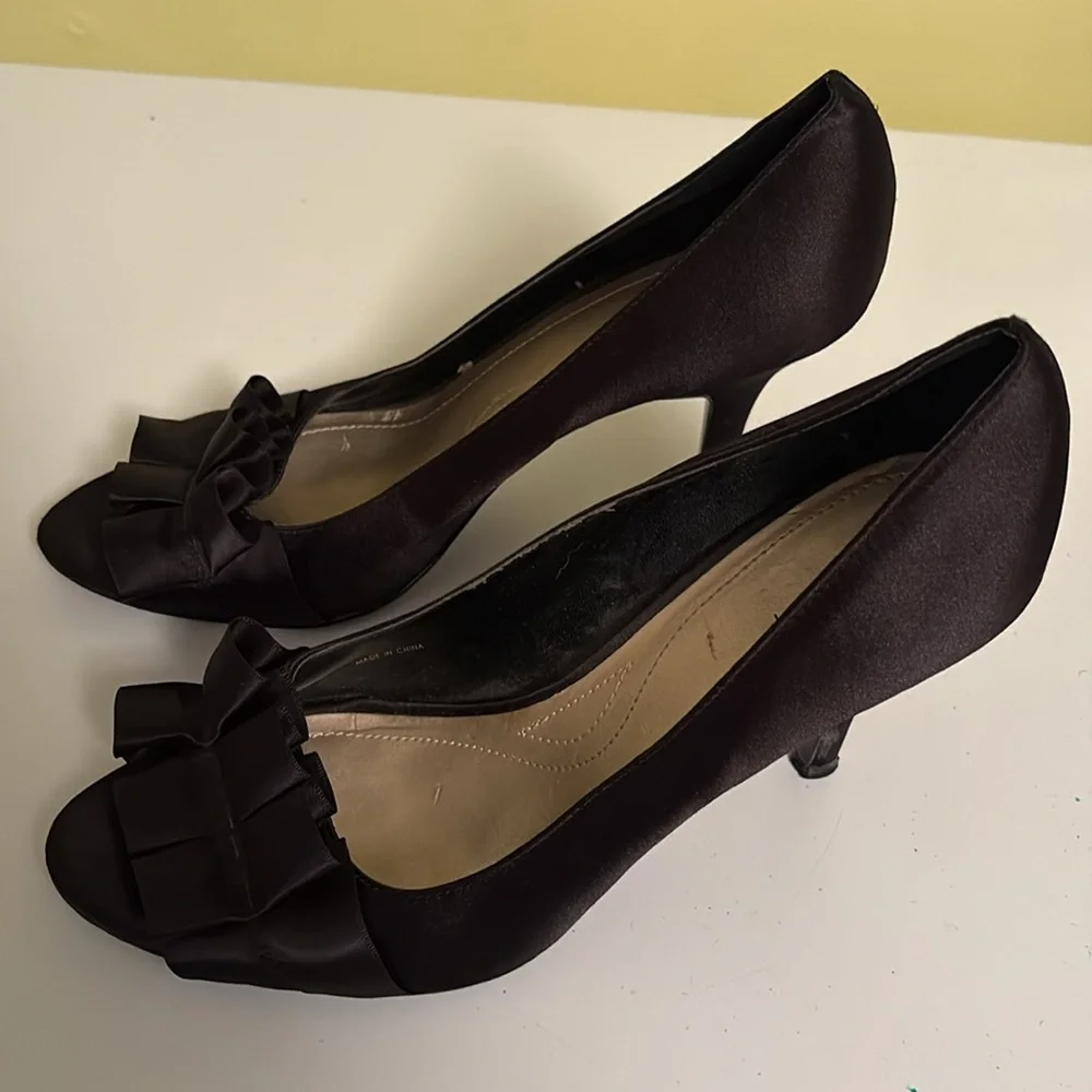 Tahari Sloan Black Satin Peep Toe Heels Size 9.5